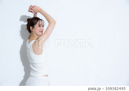 スポーツウェアの女性　 109382495