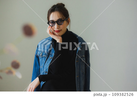 サングラスの女性 109382526