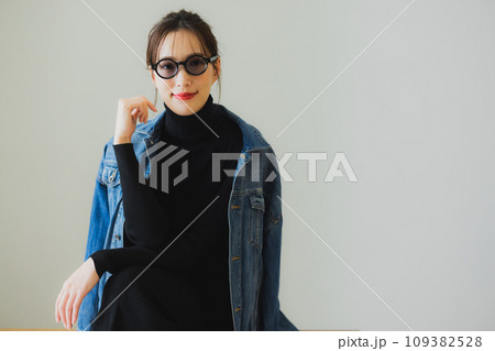 サングラスの女性 サングラスの女性 109382528