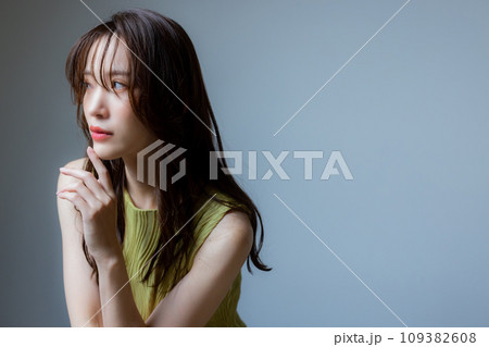 グリーンのワンピースの女性 グリーンのワンピースの女性 109382608