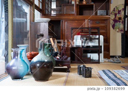 遺品整理で散らかった室内と骨董品 109382699