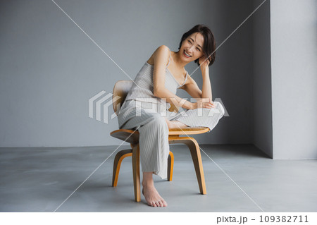 椅子に座る女性  椅子に座る女性  109382711