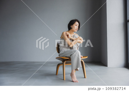 椅子に座る女性 椅子に座る女性 109382714
