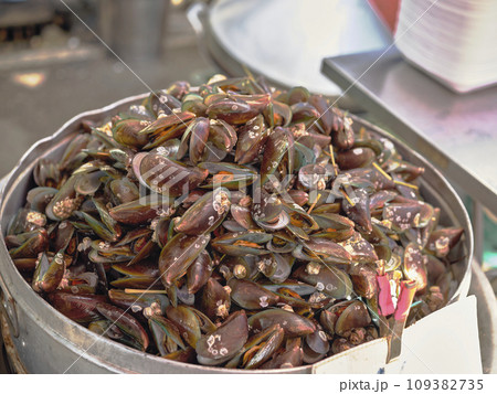 Closeup of a delicious steamed mussel casserole  . THAI SEAFOOD 109382735