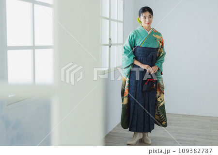 振袖に袴を着た女性 振袖に袴を着た女性 109382787