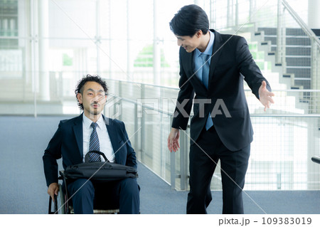 車椅子のビジネスマン 車椅子のビジネスマン 109383019