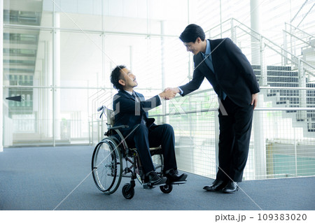 車椅子のビジネスマン 車椅子のビジネスマン 109383020