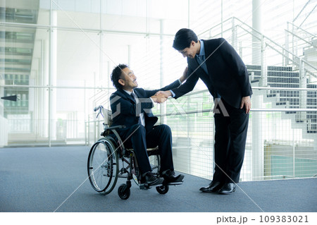 車椅子のビジネスマン 109383021