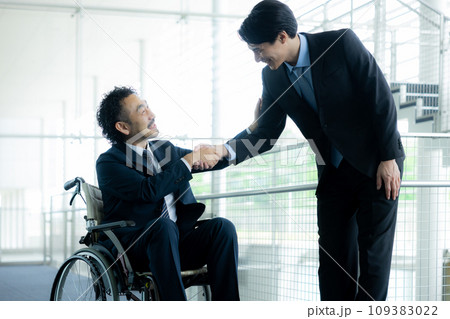 車椅子のビジネスマン 109383022