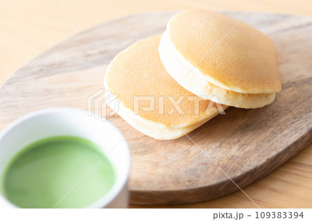 抹茶ラテとどら焼きのイメージ　写真素材 109383394