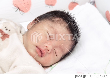 【新生児の赤ちゃん　寝る】 109383543