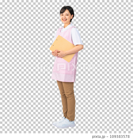ファイルを持つエプロンをつけた女性　保育士　介護福祉士　切り抜き全身写真 109383578