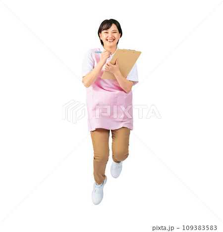 ジャンプするエプロンをつけた女性　保育士　介護福祉士　切り抜き全身写真 109383583