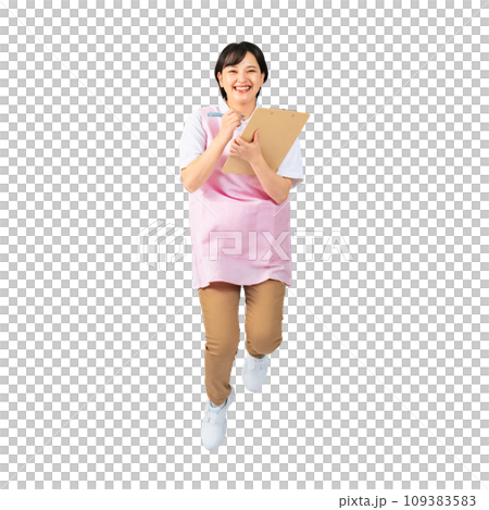 ジャンプするエプロンをつけた女性　保育士　介護福祉士　切り抜き全身写真 109383583