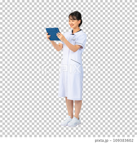 タブレットを見る白衣を着た女性　看護師　医師　切り抜き全身写真 109383602