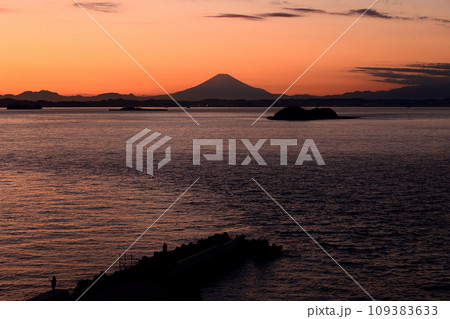 富津岬から見た富士山夕景 109383633