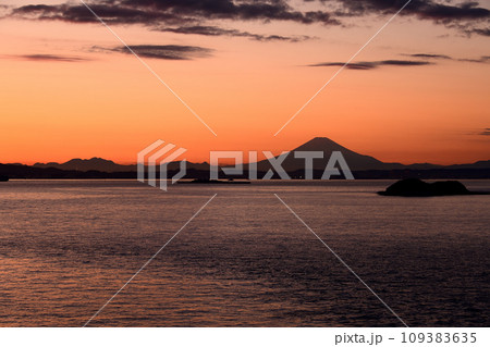 富津岬から見た富士山夕景 109383635