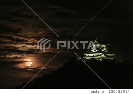 犬山城とスーパーブルームーン 犬山城とスーパーブルームーン 109383914