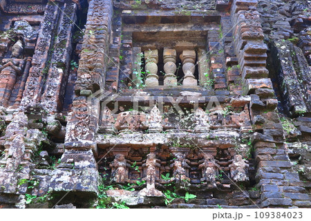 ベトナム中部の森林に眠る、古代チャンパ王国のミーソン遺跡、風化の進む壁面のレリーフ 109384023