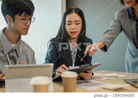 Senior businesswoman explaining work detail to her team during morning briefing 109384085
