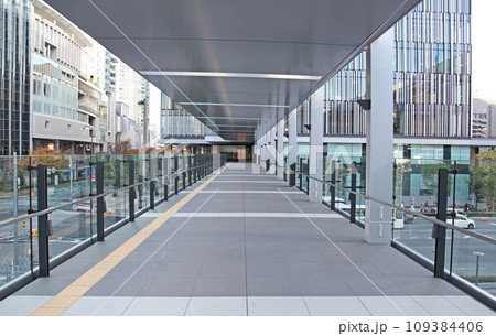 JR大阪駅とJPタワー大阪をつなぐ歩行者デッキ　サウスゲートビルディング側から 109384406