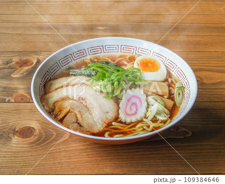 湯気の立つ札幌醤油ラーメン 湯気の立つ札幌醤油ラーメン 109384646