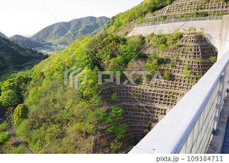 兵庫県淡路島 成相ダムから八木の町を望む 兵庫県淡路島 成相ダムから八木の町を望む 109384711