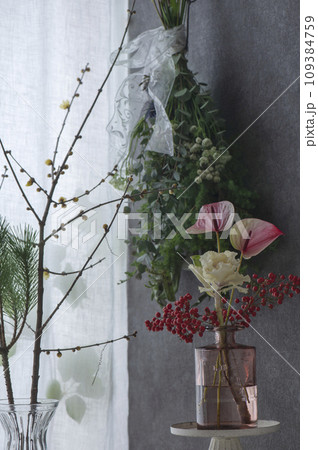 窓辺に飾られたお正月の花とグリーンスワッグ 蝋梅 窓辺に飾られたお正月の花とグリーンスワッグ 蝋梅 109384759