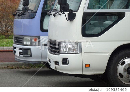 商用車イメージ　マイクロバスのフロント部 109385466