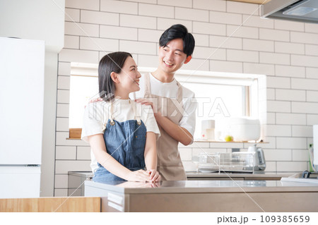 キッチンで笑顔の夫婦(料理・家事) キッチンで笑顔の夫婦(料理・家事) 109385659