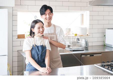キッチンで笑顔の夫婦（料理・家事） 109385664
