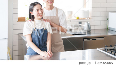 キッチンで笑顔の夫婦（料理・家事） 109385665