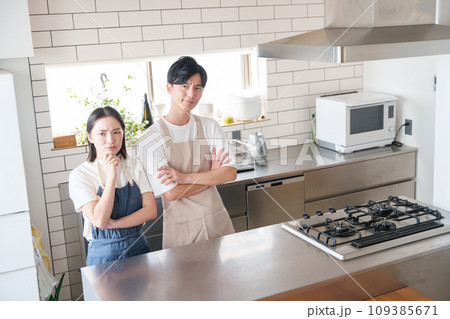 キッチンで考える夫婦（料理・家事） 109385671