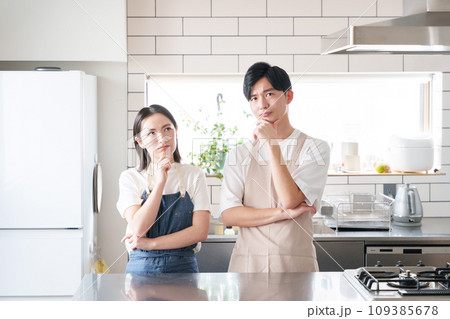 キッチンで考える夫婦（料理・家事） 109385678