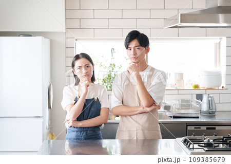 キッチンで考える夫婦(料理・家事) キッチンで考える夫婦(料理・家事) 109385679