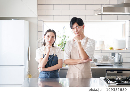 キッチンで考える夫婦（料理・家事） 109385680