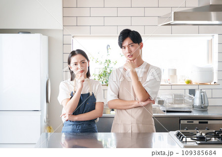 キッチンで考える夫婦（料理・家事） 109385684
