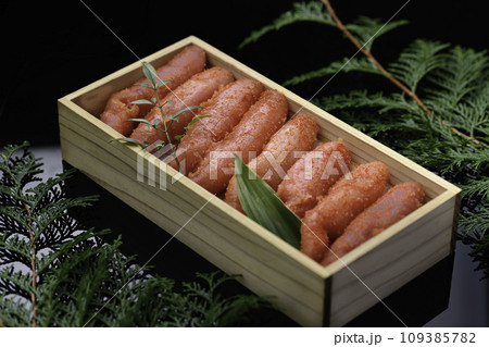 木の箱に入れた 高級 辛子明太子 (一本物) 109385782