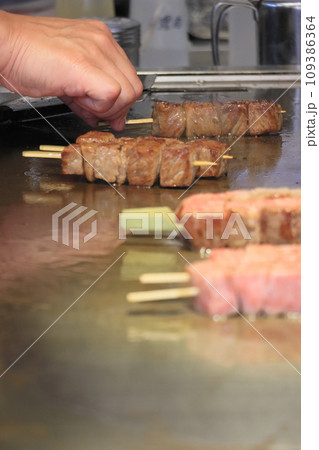 和牛の串焼き　鉄板焼き　観光地の食べ歩き　牛肉の串焼き 109386364