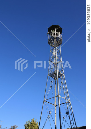 青空をバックに立つレトロな火の見やぐら 109386638