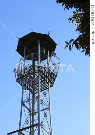 青空をバックに立つレトロな火の見やぐら 109386643