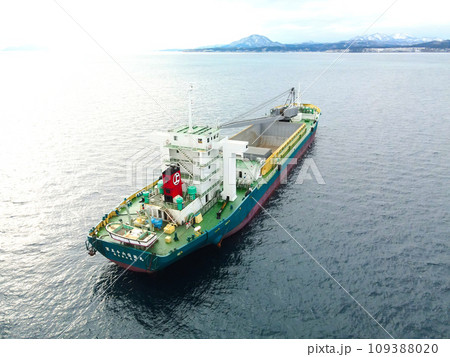 冬の北海道函館市函館湾に停泊する貨物船の風景を撮影 冬の北海道函館市函館湾に停泊する貨物船の風景を撮影 109388020