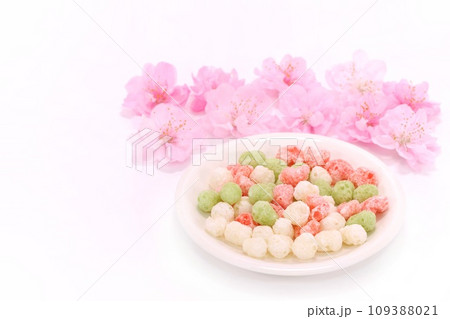 雛あられ 桃の花 明るい背景 雛あられ 桃の花 明るい背景 109388021