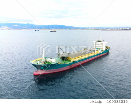 冬の北海道函館市函館湾に停泊する貨物船の風景を撮影 109388036