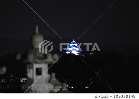 ライトアップされた夜の伊賀上野城 ライトアップされた夜の伊賀上野城 109388149