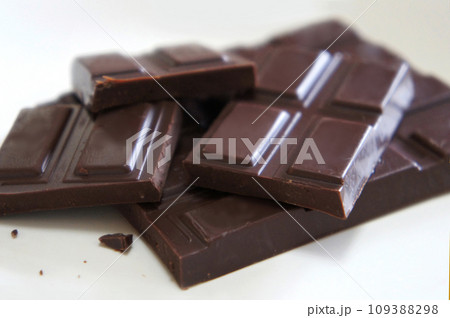 砕かれた板チョコレート 109388298