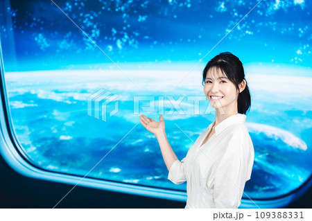 宇宙旅行を楽しむ若い女性 109388331