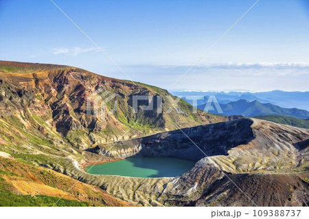 宮城側の展望台からみた蔵王のお釜 宮城県七ヶ宿町(蔵王町) 宮城側の展望台からみた蔵王のお釜 宮城県七ヶ宿町(蔵王町) 109388737