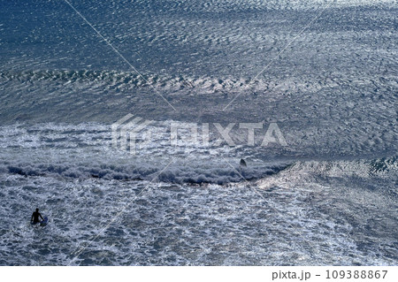 海岸の風景、サーフィン 109388867