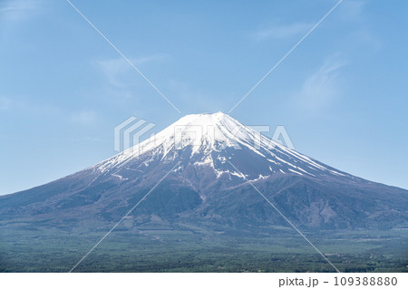 春の快晴の空と雪の積もる富士山 109388880
